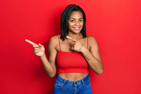 Junge Afrikanisch Amerikanische Mädchen Lässigem Stil Mit Ärmellosem Hemd Lächelt — Stockfoto