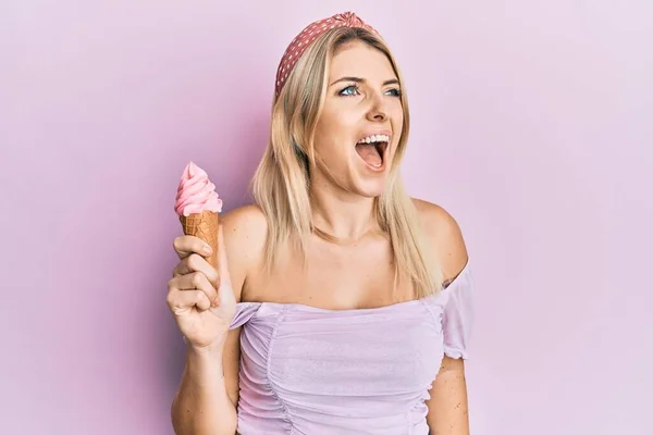 Jeune Femme Caucasienne Tenant Crème Glacée Colère Folle Hurlant Frustrée — Photo