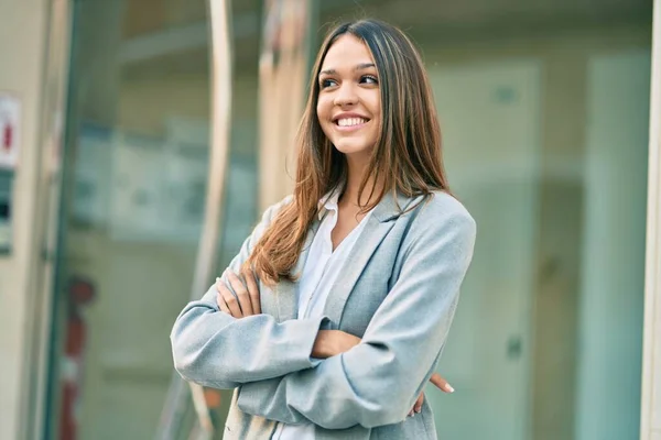 Joven Empresaria Latina Con Los Brazos Cruzados Sonriendo Feliz Ciudad —  Fotos de Stock