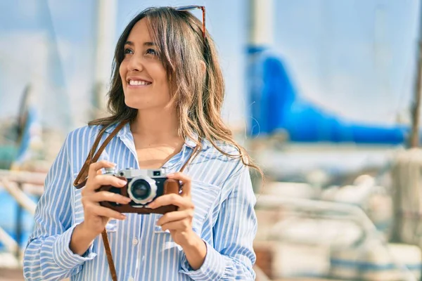 Junge Hispanische Touristin Lächelt Glücklich Mit Oldtimer Kamera Hafen — Stockfoto