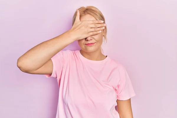 Genç Sarışın Kadın Sıradan Pembe Tişörtler Giyiyordu Gözleri Elle Kapatıyordu — Stok fotoğraf