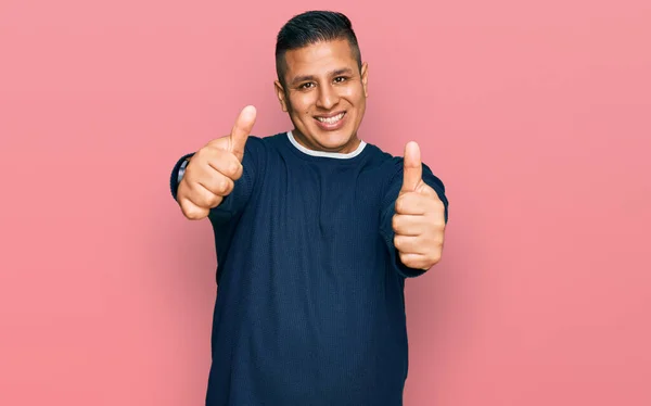 Giovane Uomo Latino Indossa Abiti Casual Approvazione Facendo Gesto Positivo — Foto Stock