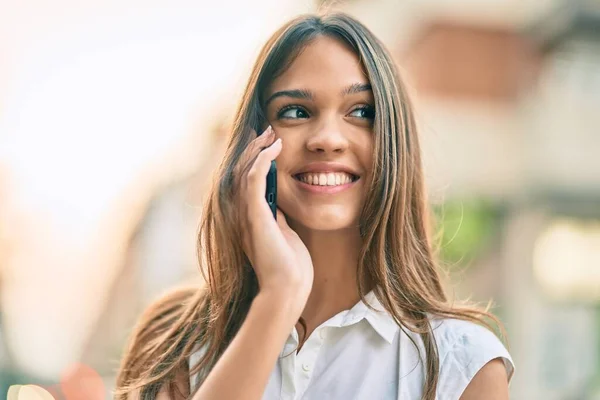 Krásná Latinsky Teenager Dívka Usměvavá Šťastný Mluvení Smartphone Městě — Stock fotografie