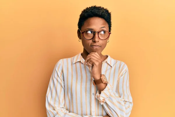 Chica Afroamericana Joven Con Ropa Casual Gafas Pensando Concentrado Duda —  Fotos de Stock