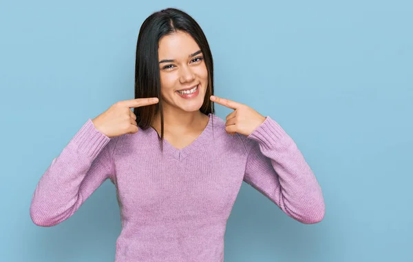 Joven Chica Hispana Vestida Con Ropa Casual Sonriendo Alegre Mostrando — Foto de Stock