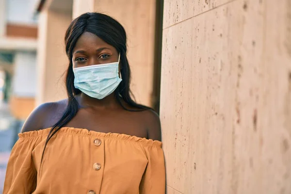Νεαρή Αφροαμερικανή Που Φοράει Ιατρική Μάσκα Και Στέκεται Στην Πόλη — Φωτογραφία Αρχείου