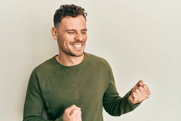 Ung Latinamerikan Man Bär Casual Kläder Glada För Framgång Med — Stockfoto