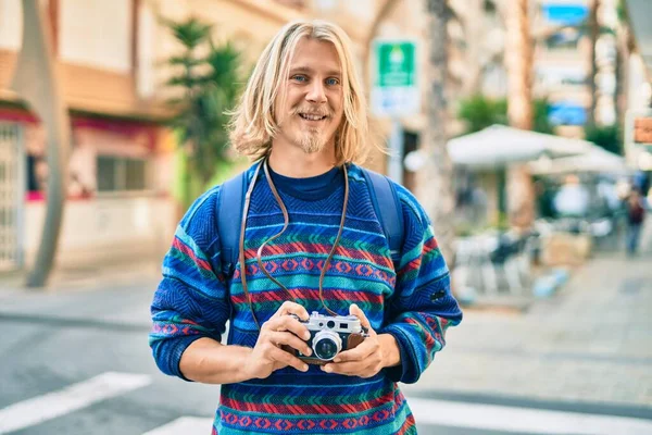 Young Scandinavian Tourist Man Smiling Happy City — Stock Photo, Image