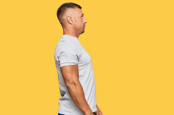Schöner Muskelmann Lässigem Grauem Shirt Mit Seitlichem Blick Entspannter Profilpose — Stockfoto