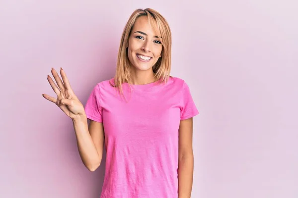 Schöne Blonde Frau Lässigem Rosa Shirt Zeigt Und Zeigt Mit — Stockfoto