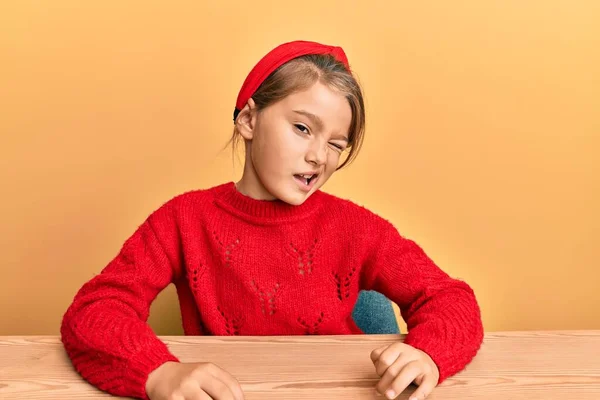 Kleines Schönes Mädchen Lässiger Kleidung Sitzt Auf Dem Tisch Und — Stockfoto