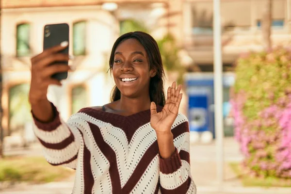 Ung Afrikansk Amerikansk Kvinna Ler Gärna Gör Videosamtal Med Hjälp — Stockfoto