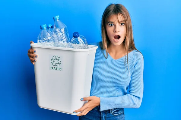 ティーンCaucasian女の子保持リサイクルバッグとともにプラスチックボトル恐れと衝撃で驚きと驚きの表情 恐怖と興奮した顔 — ストック写真