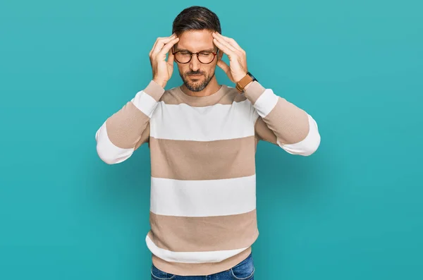 Hombre Guapo Con Barba Vistiendo Ropa Casual Gafas Que Sufren —  Fotos de Stock