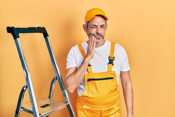 Snygg Medelålders Man Med Grått Hår Håller Stege Röra Munnen — Stockfoto