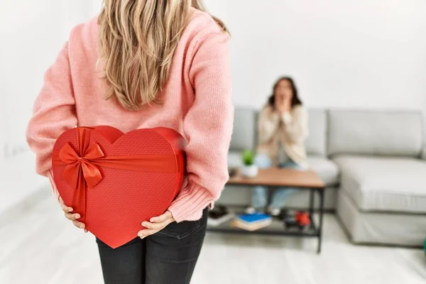 Jonge Vrouw Verrassen Haar Vriendin Met Valentijn Cadeau Thuis — Stockfoto