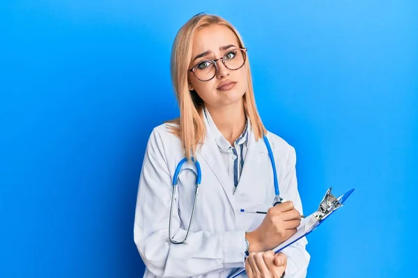 Krásná Běloška Blondýnka Doktorském Stetoskopu Držící Psací Desku Uvolnila Vážným — Stock fotografie
