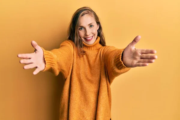 Jeune Femme Blonde Portant Des Vêtements Décontractés Regardant Caméra Souriant — Photo