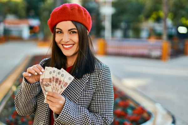 Joven Mujer Hispana Sonriendo Feliz Contando Billetes Rublo Rusos Ciudad — Foto de Stock