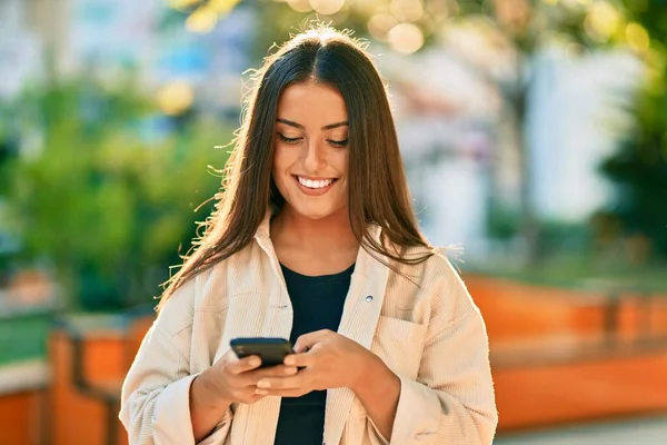 Menina Hispânica Jovem Sorrindo Feliz Usando Smartphone Parque — Fotografia de Stock