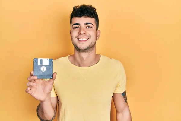 Fiatal Spanyol Férfi Kezében Floppy Lemez Néz Pozitív Boldog Álló — Stock Fotó