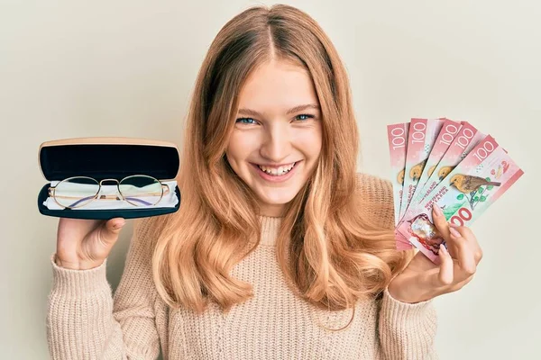 Krásná Mladá Běloška Brýlemi Novozélandskými Dolary Úsměvem Hlasitým Smíchem Protože — Stock fotografie