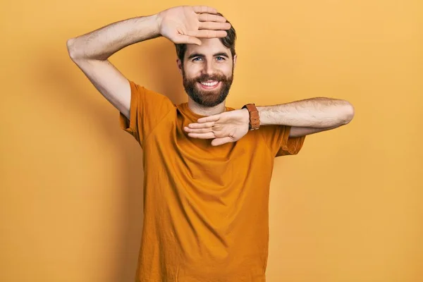 Homem Caucasiano Com Barba Vestindo Casual Camiseta Amarela Sorrindo Alegre — Fotografia de Stock