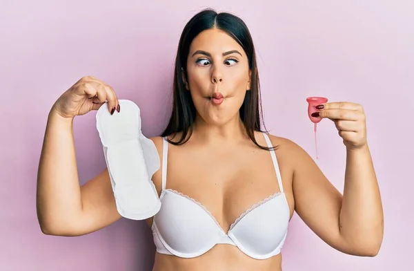 Schöne Brünette Frau Mit Damenbinden Und Wiederverwendbarer Menstruationstasse Macht Fischgesicht — Stockfoto