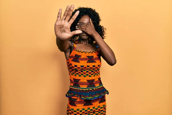 Junge Afroamerikanerin Traditioneller Afrikanischer Kleidung Die Die Augen Mit Händen — Stockfoto