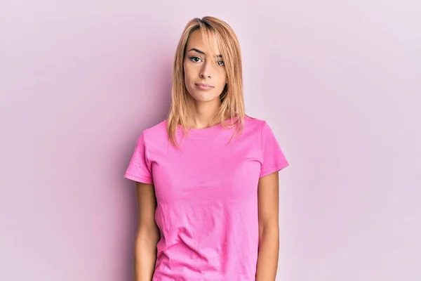 Mooie Blonde Vrouw Draagt Casual Roze Tshirt Kijken Slaperig Moe — Stockfoto