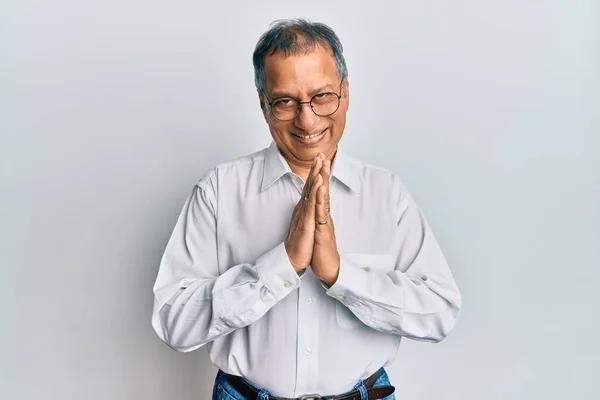 Középkorú Indiai Férfi Alkalmi Ruhát Szemüveget Visel Kéz Kézben Imádkozik — Stock Fotó