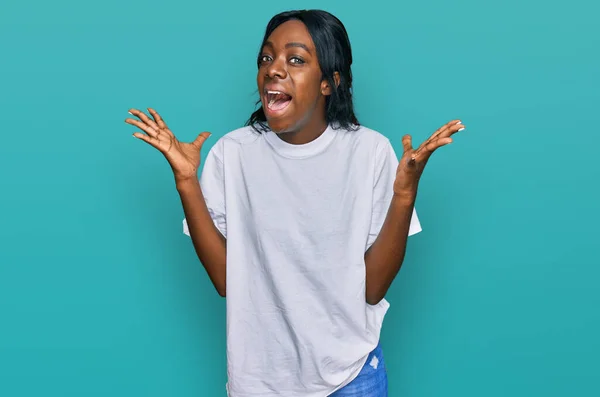 Junge Afrikanisch Amerikanische Frau Lässigem Weißen Shirt Feiert Verrückt Und — Stockfoto