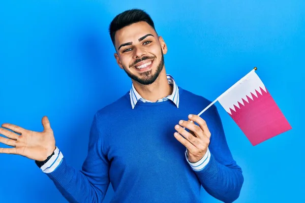 Jovem Hispânico Com Barba Segurando Bandeira Qatar Celebrando Realização Com — Fotografia de Stock