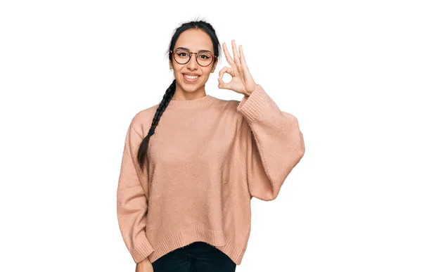 Junges Hispanisches Mädchen Lässiger Kleidung Und Brille Die Positiv Lächelt — Stockfoto