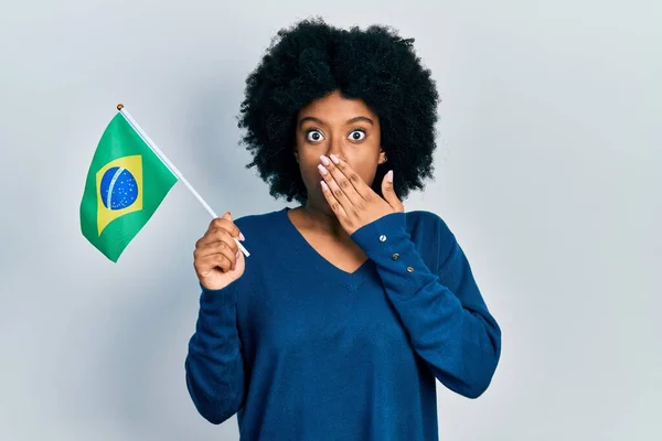 Jovem Afro Americana Segurando Bandeira Brasil Cobrindo Boca Com Mão — Fotografia de Stock