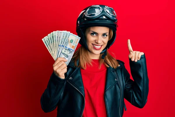 Mujer Joven Hispana Con Casco Motocicleta Sosteniendo Dólares Sonriendo Con —  Fotos de Stock