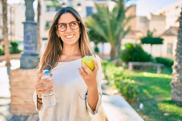 Junge Kaukasierin Lächelt Glücklich Mit Grünem Apfel Und Wasserflasche Der — Stockfoto