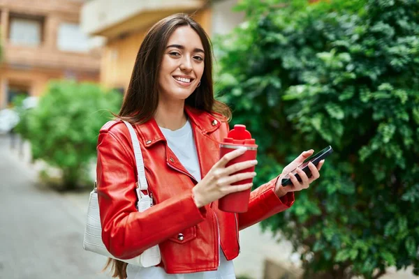 Junge Hispanische Frau Nutzt Smartphone Und Trinkt Kaffee Der Stadt — Stockfoto