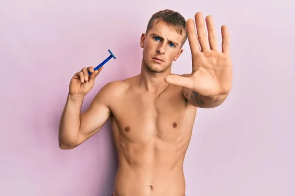 Jovem Caucasiano Homem Sem Camisa Segurando Navalha Com Mão Aberta — Fotografia de Stock