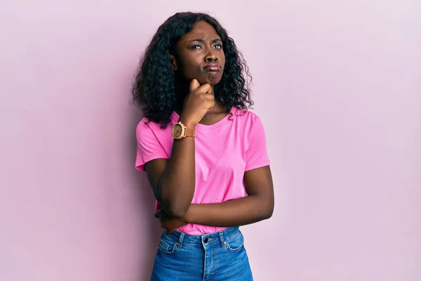 Güzel Afrikalı Genç Bir Kadın Günlük Pembe Tişörtler Giyiyordu Kuşkuya — Stok fotoğraf