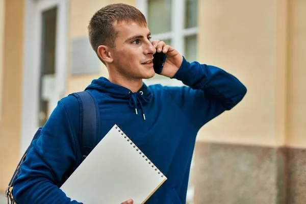 Junge Blonde Studentin Spricht Auf Dem Smartphone Mit Notizbuch Der — Stockfoto