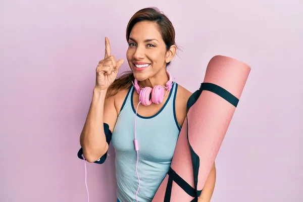 Mulher Latina Jovem Segurando Tapete Ioga Sorrindo Com Uma Ideia — Fotografia de Stock