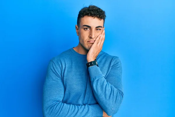 Hombre Joven Hispano Usando Suéter Casual Invierno Pensando Que Cansado — Foto de Stock