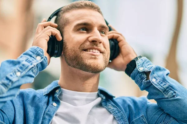 Jovem Caucasiano Sorrindo Feliz Usando Fones Ouvido Cidade — Fotografia de Stock