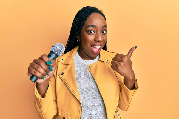 Ung Afrikansk Amerikansk Kvinna Sjunger Sång Med Mikrofon Pekande Tumme — Stockfoto