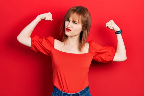 Mujer Joven Pelirroja Con Camiseta Roja Casual Que Muestra Los — Foto de Stock