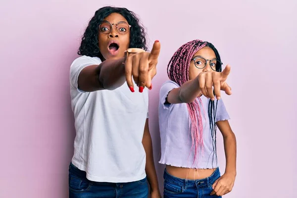 Hermosa Madre Afroamericana Hija Con Ropa Casual Gafas Apuntando Con — Foto de Stock