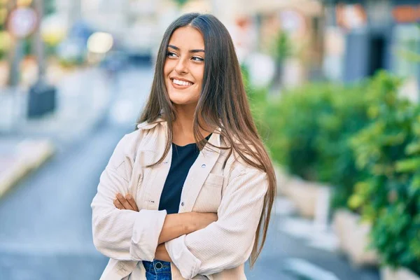 Jovem Hispânica Com Braços Cruzados Sorrindo Feliz Para Cidade — Fotografia de Stock