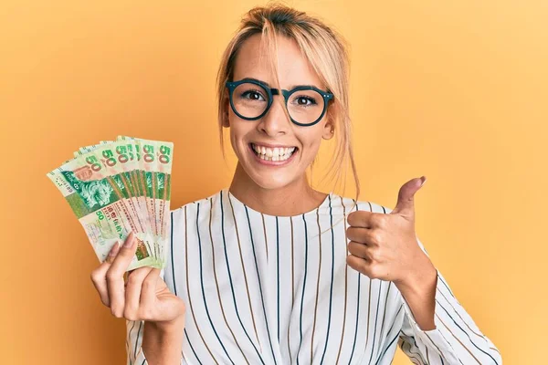 Hermosa Mujer Rubia Sosteniendo Hong Kong Billetes Dólares Sonriendo Feliz — Foto de Stock