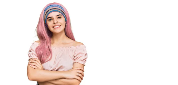 Jong Latijns Meisje Met Roze Haar Vrolijk Gezicht Glimlachend Met — Stockfoto